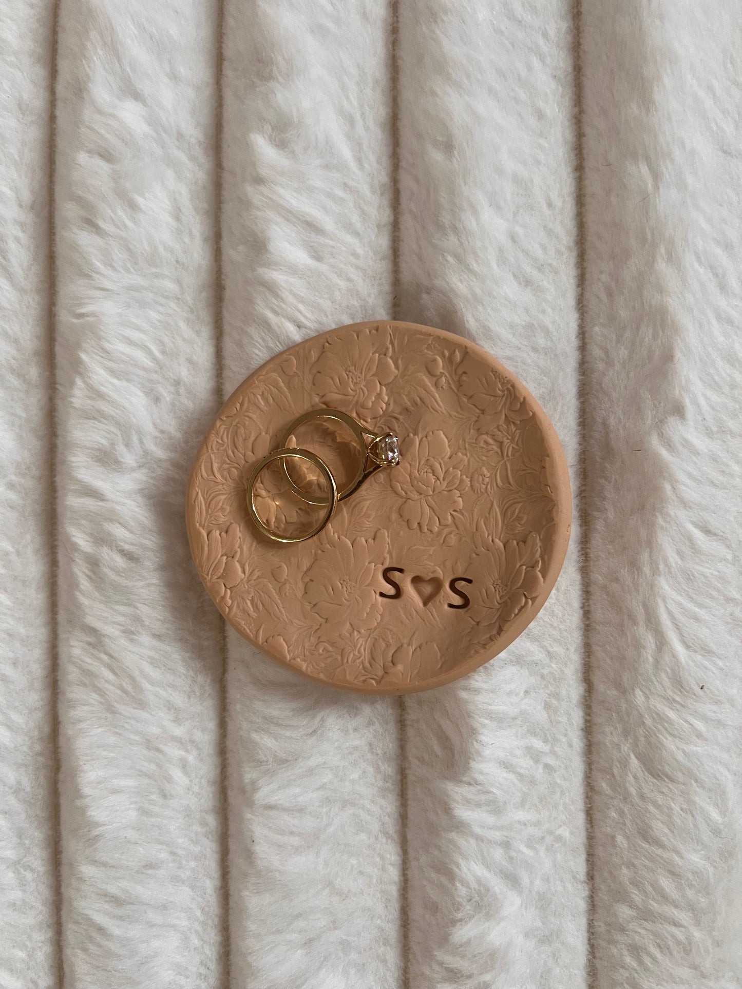 Personalized Rustic Clay Ring Dish – Custom Initials Jewelry Holder in Beige | Floral Engraved or Wavy Texture